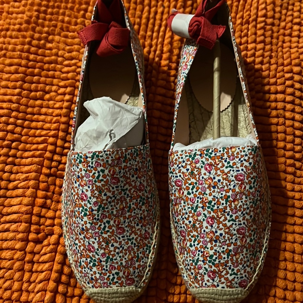 Flower espadrilles with ankle straps.